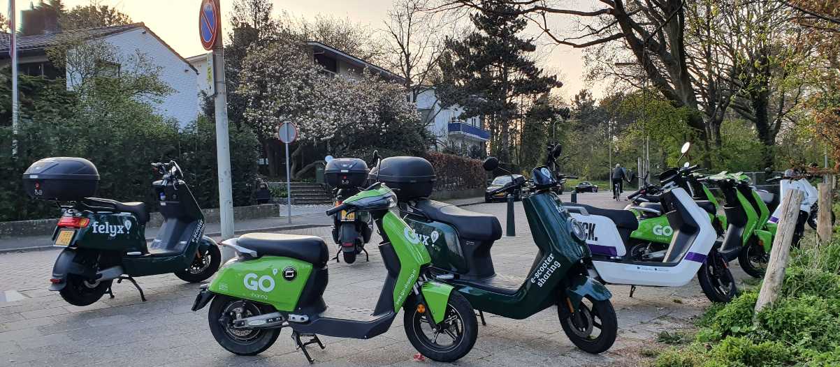 Deelscooters op de straat.