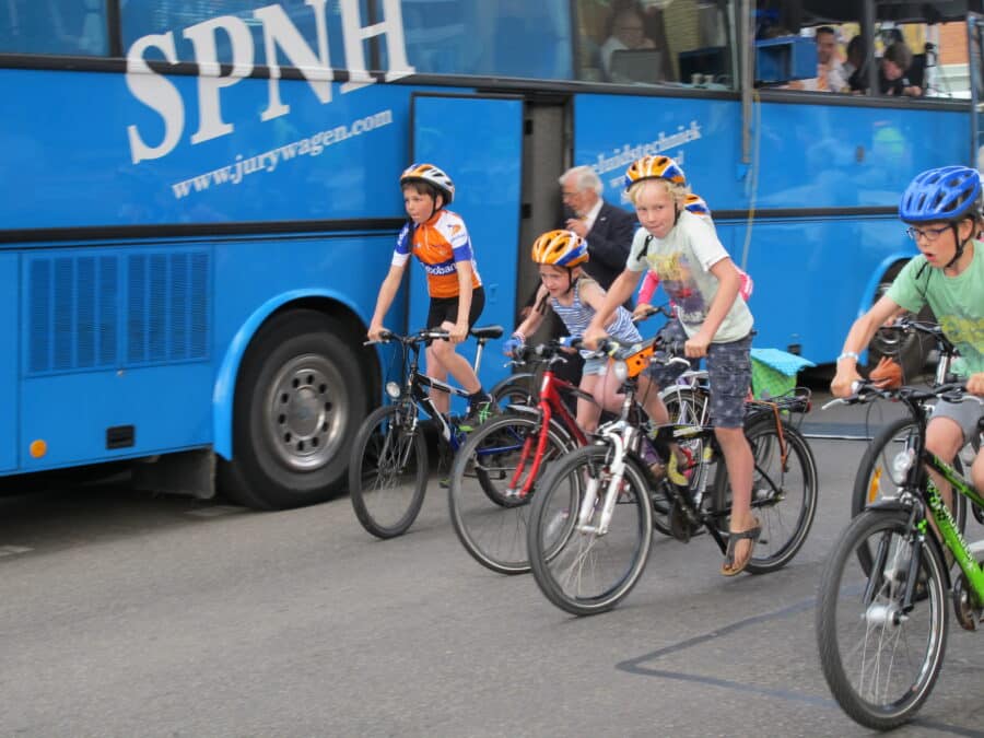 Kinderen aan de start van een dikkebandenrace bij blog over fietsen naar school